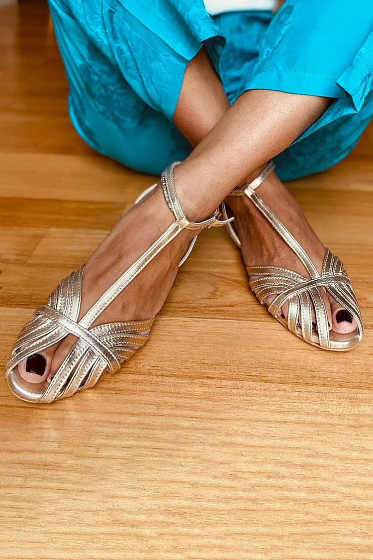 Sandali peep toe lucidi bassi con cinturino a T