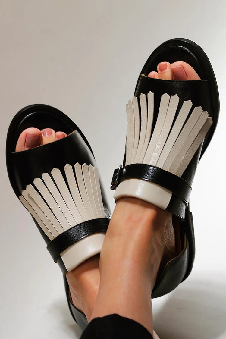 Sandali slip-on a punta tonda aperta a contrasto con frange
