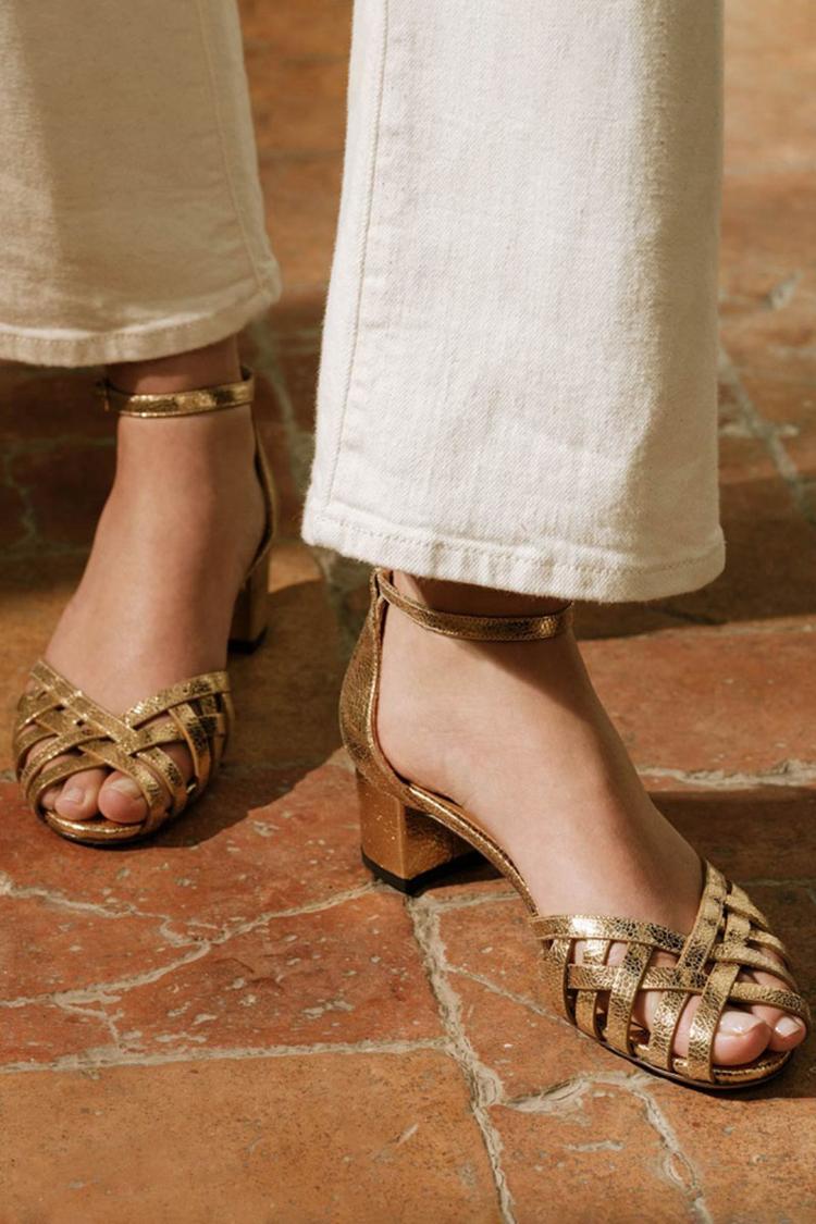 Tacchi larghi peep toe intrecciati Oro con cinturino alla caviglia e fibbia