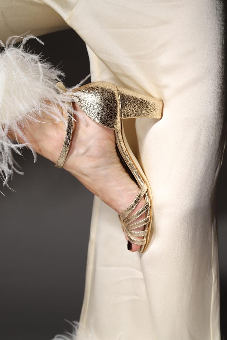 Tacchi larghi peep toe lucidi metallizzati Oro con cinturino alla caviglia e fibbia