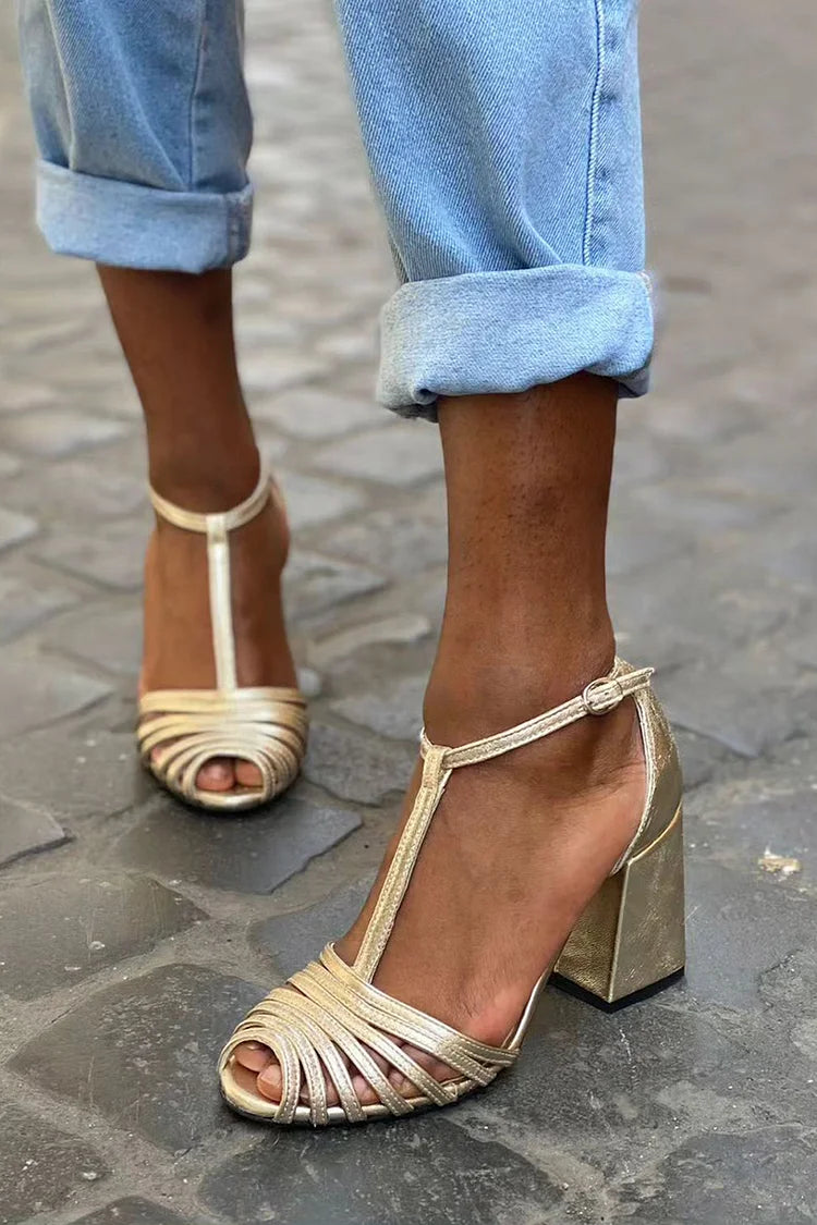 Tacchi larghi peep toe con fibbia, cinturino a T e cinturini