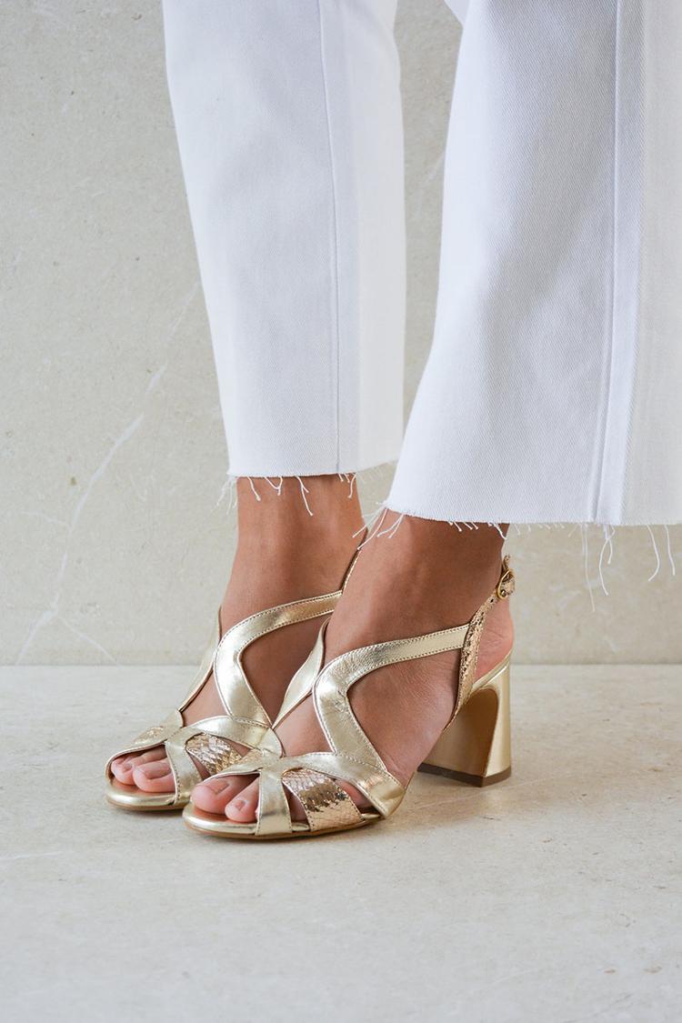 Tacchi larghi cut-out peep toe lucidi dal design irregolare