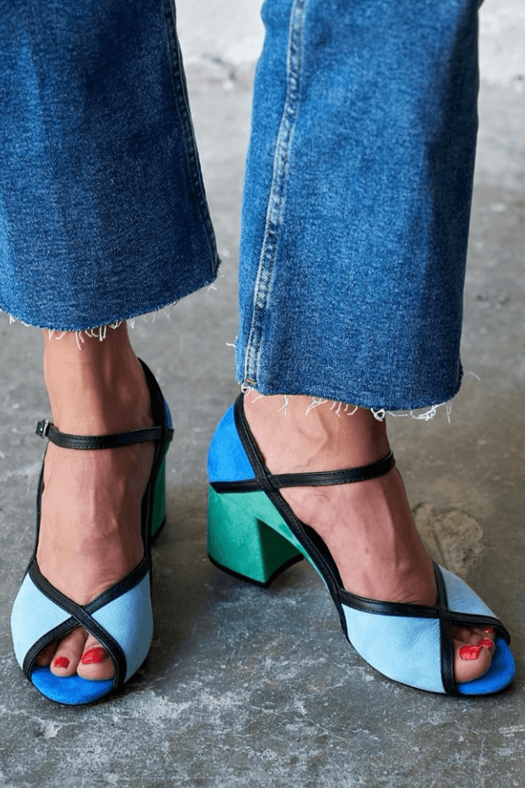 Tacchi a spillo color block con fibbia e cinturino a T