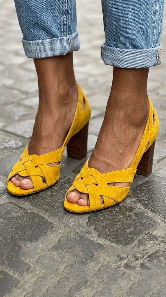 Tacchi a blocco cut-out peep toe intrecciati scamosciati Senape