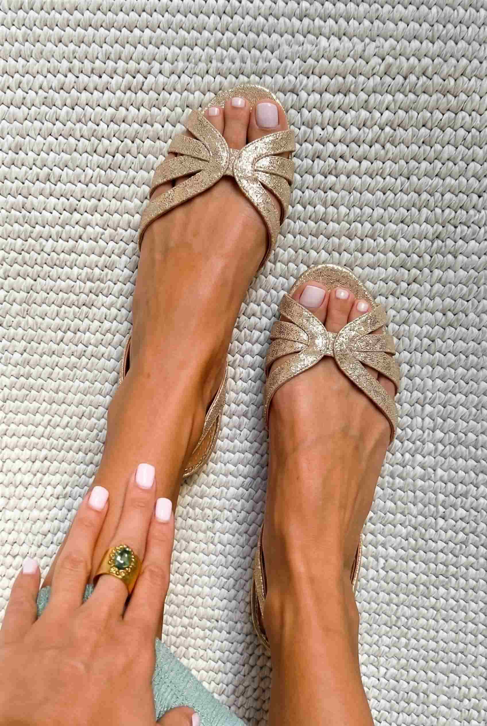 Sandali slingback metallizzati bassi Oro a punta aperta con cinturini