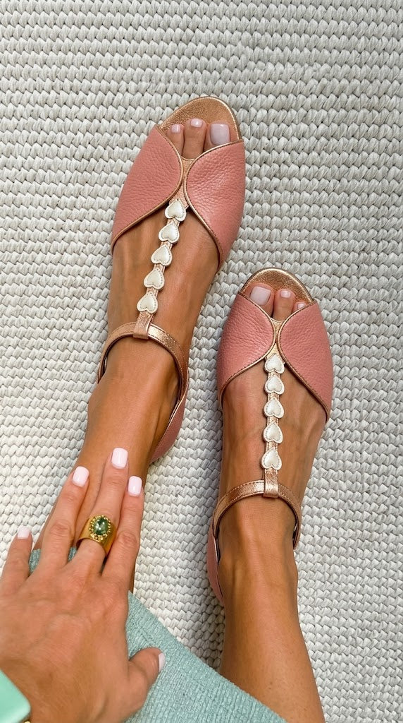 Sandali peep toe bassi Rosa con cinturino a T e dettaglio a cuore
