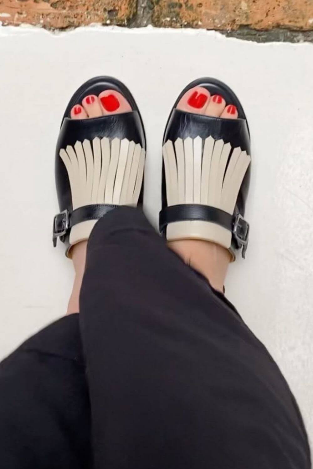 Sandali slip-on a punta tonda aperta a contrasto con frange