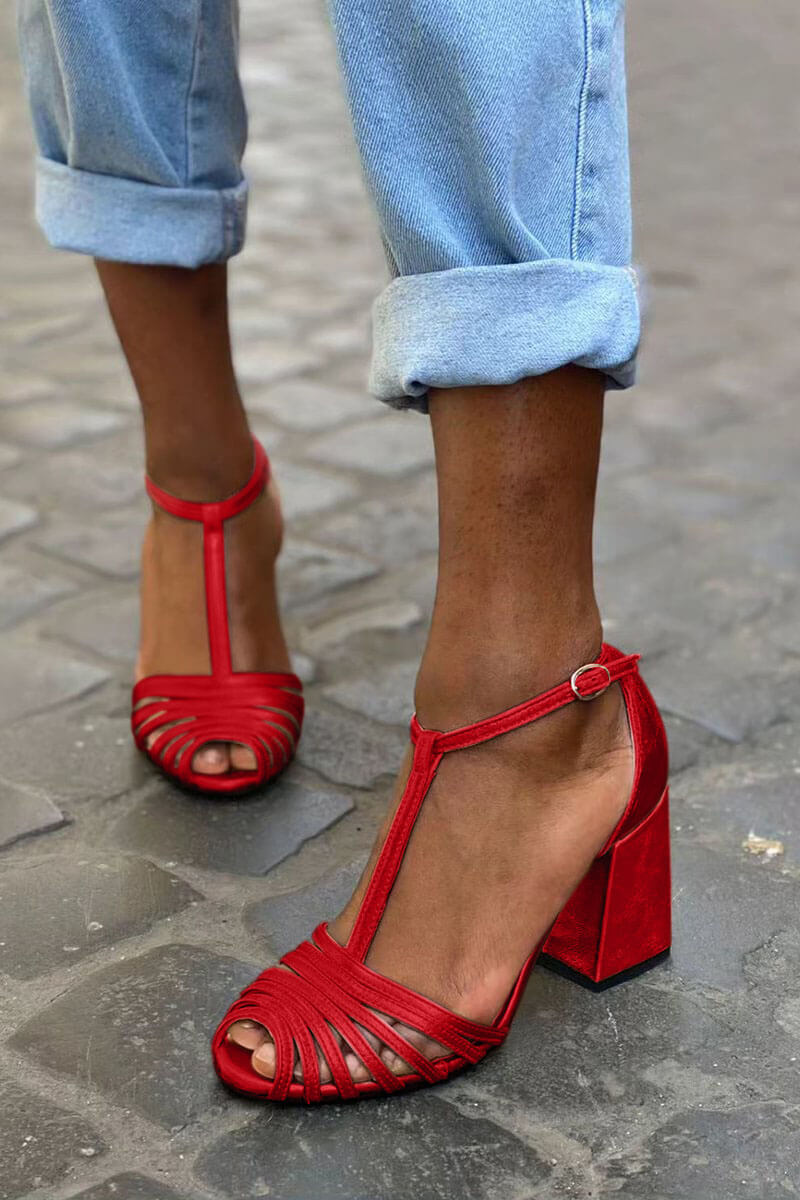 Tacchi larghi peep toe con fibbia, cinturino a T e cinturini