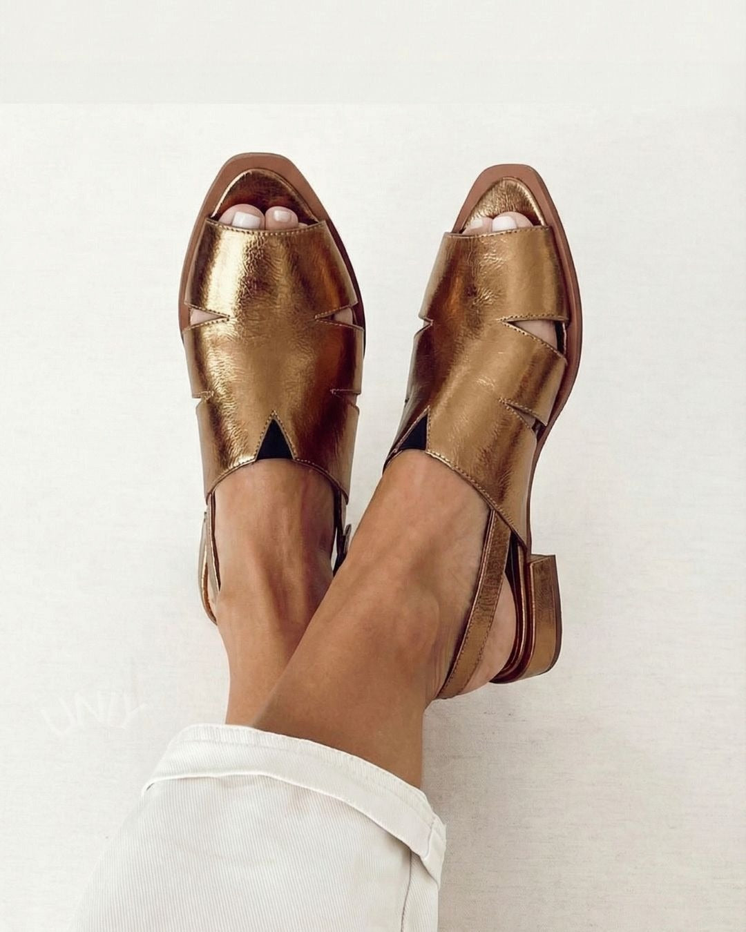 Sandali slingback cut-out peep toe metallizzati bassi Oro