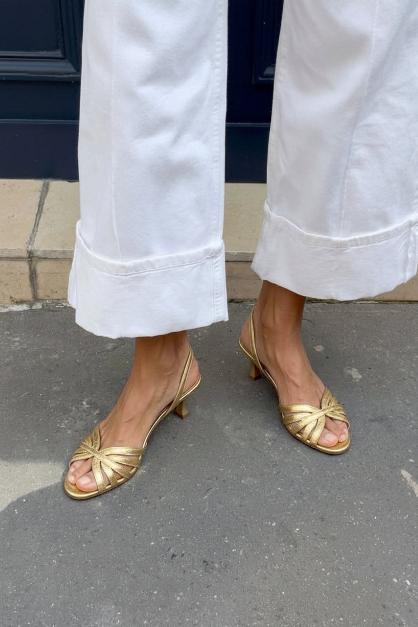 Sandali slingback metallizzati con cinturini incrociati e tacco kitten