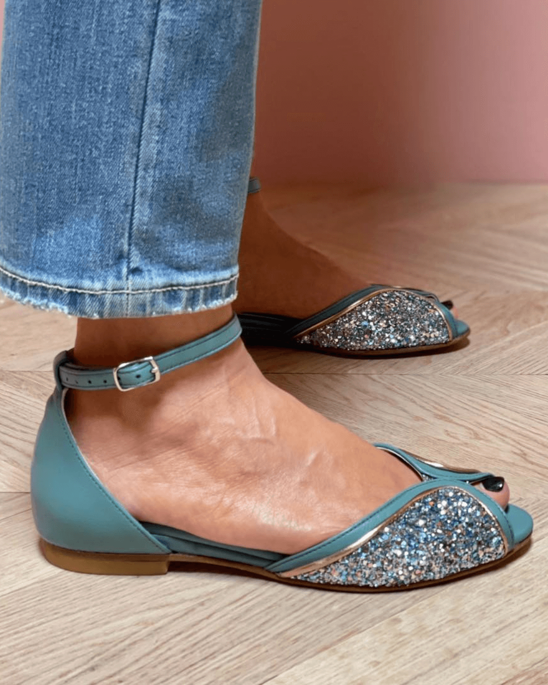 Sandali peep toe glitter patchwork con cinturino alla caviglia e fibbia