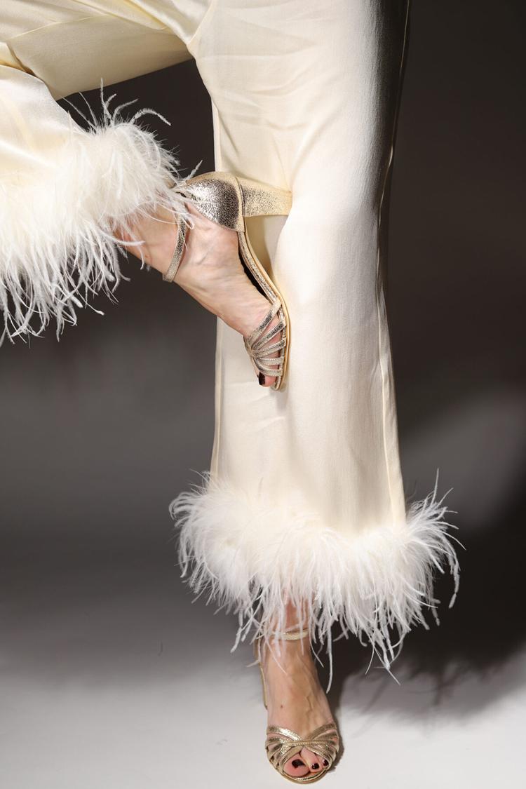 Tacchi larghi peep toe lucidi metallizzati Oro con cinturino alla caviglia e fibbia