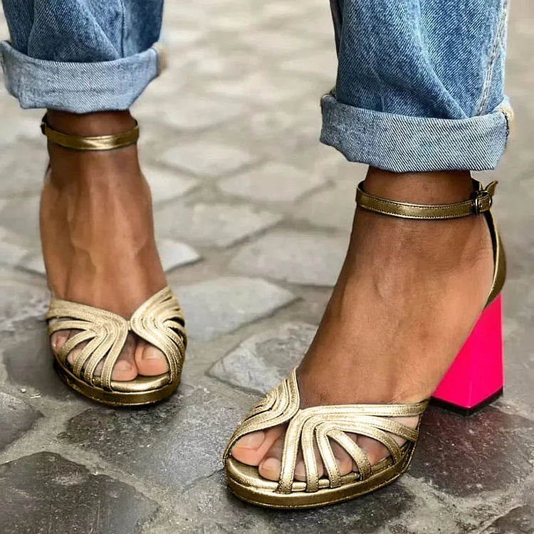 Sandali con tacco largo cut-out peep toe con cinturino alla caviglia
