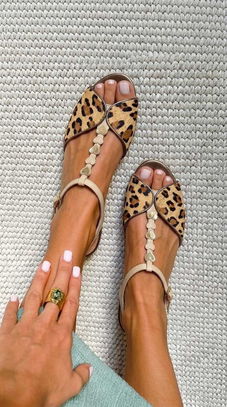 Sandali peep toe stampa leopardata Oro in cavallino con cinturino a T e cuore