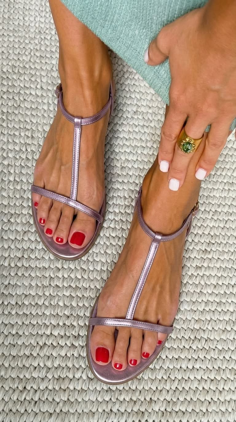 Sandali metallizzati estivi bassi con cinturino a T