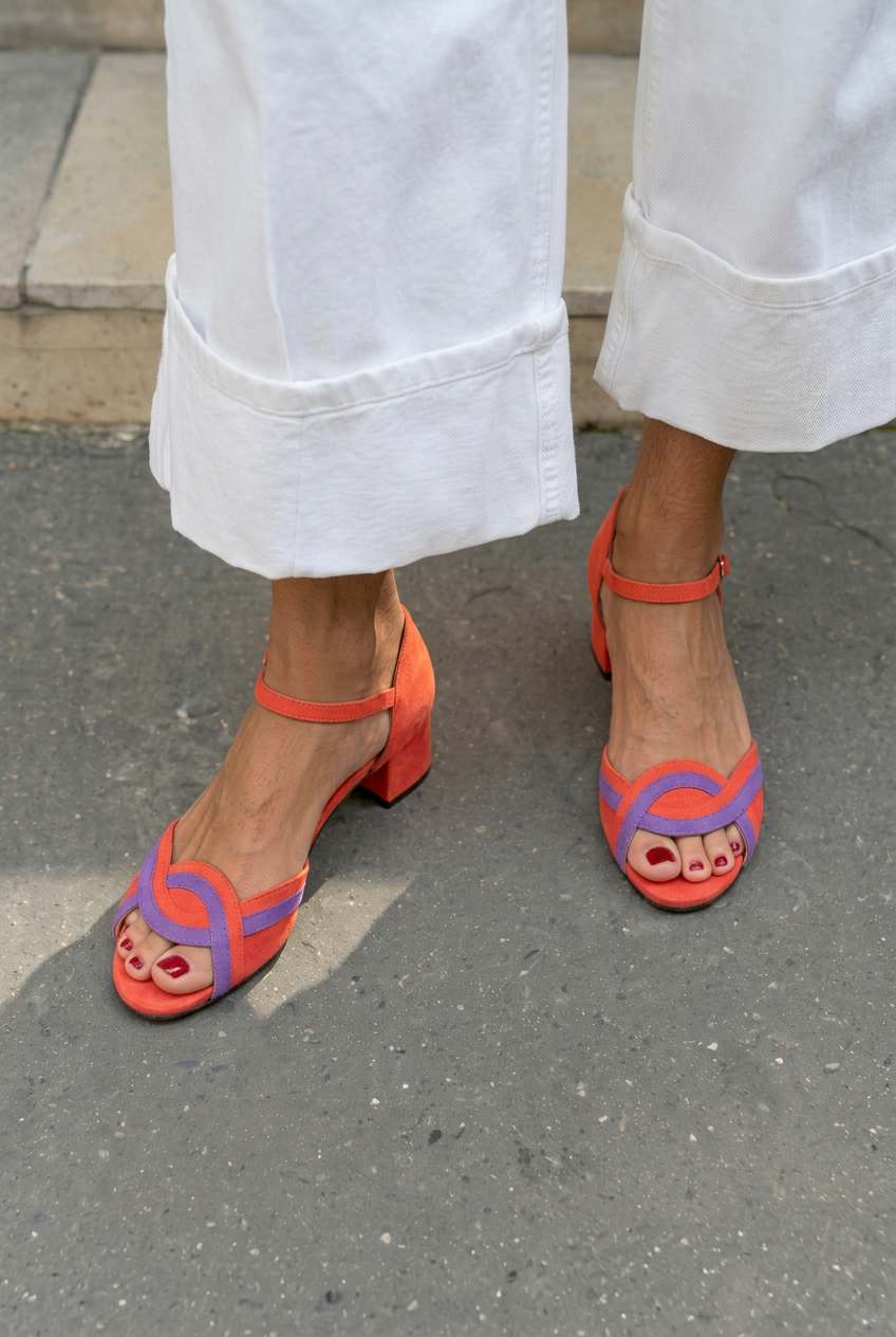 Sandali peep toe scamosciati con cinturino alla caviglia e tacco a blocco [Pre-Order]