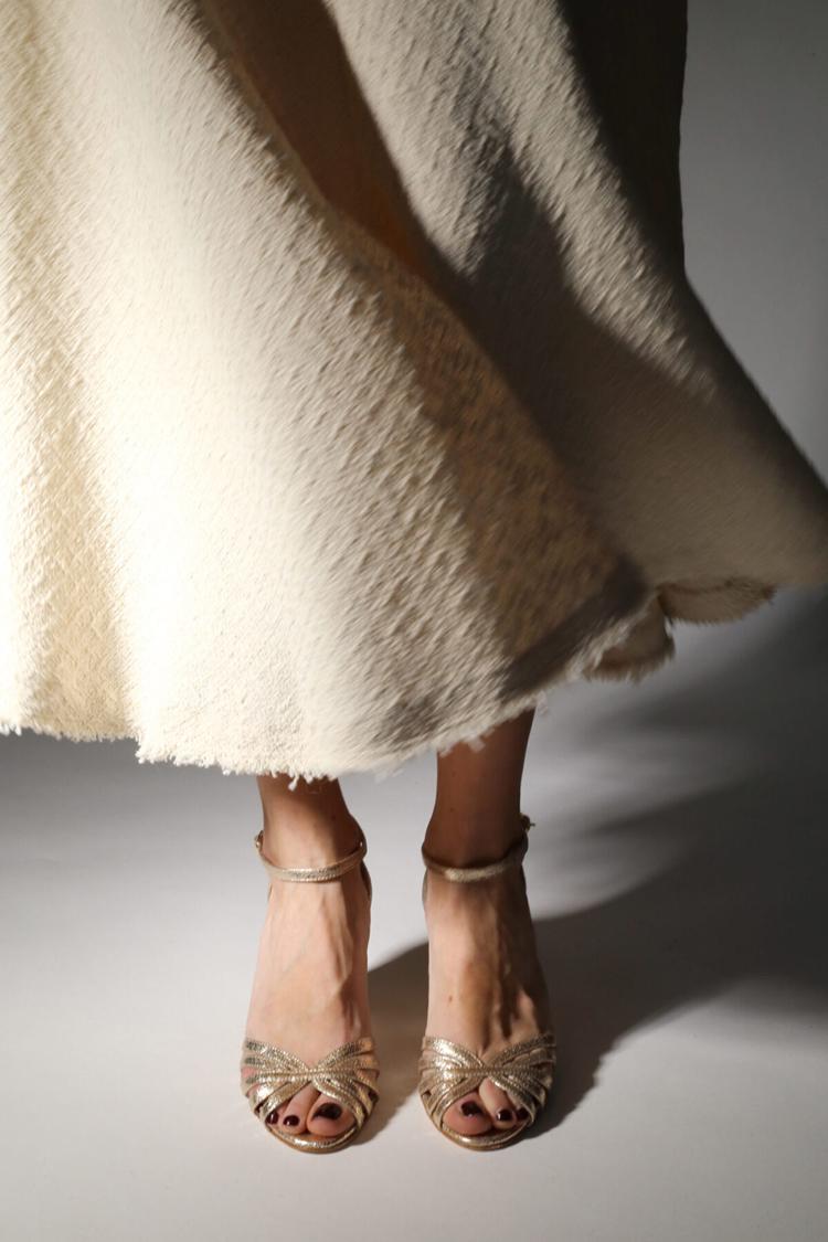 Tacchi larghi peep toe lucidi metallizzati Oro con cinturino alla caviglia e fibbia