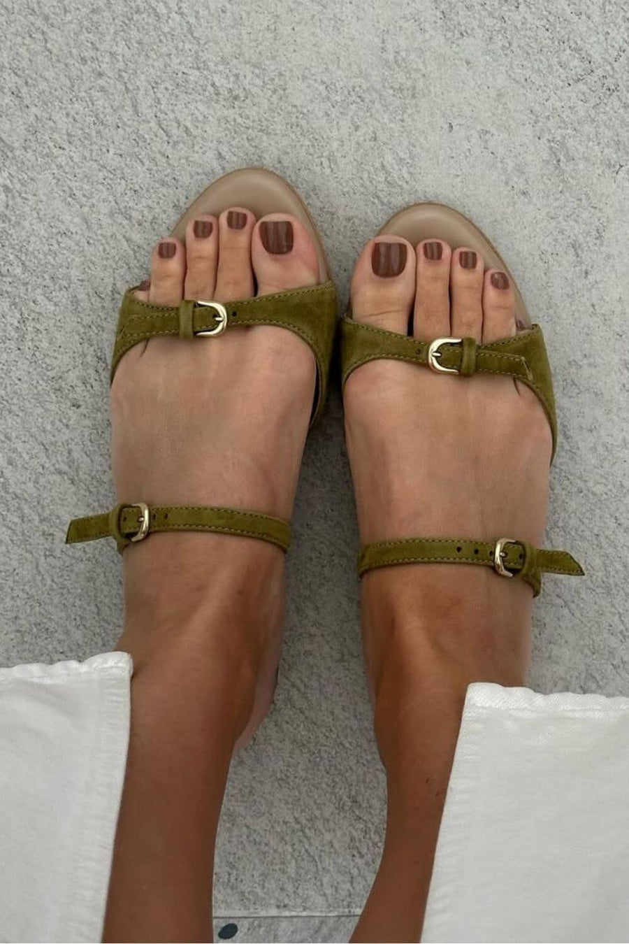 Sandali peep toe scamosciati con fibbia e cinturini