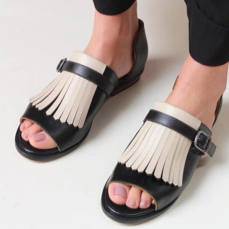 Sandali slip-on a punta tonda aperta a contrasto con frange