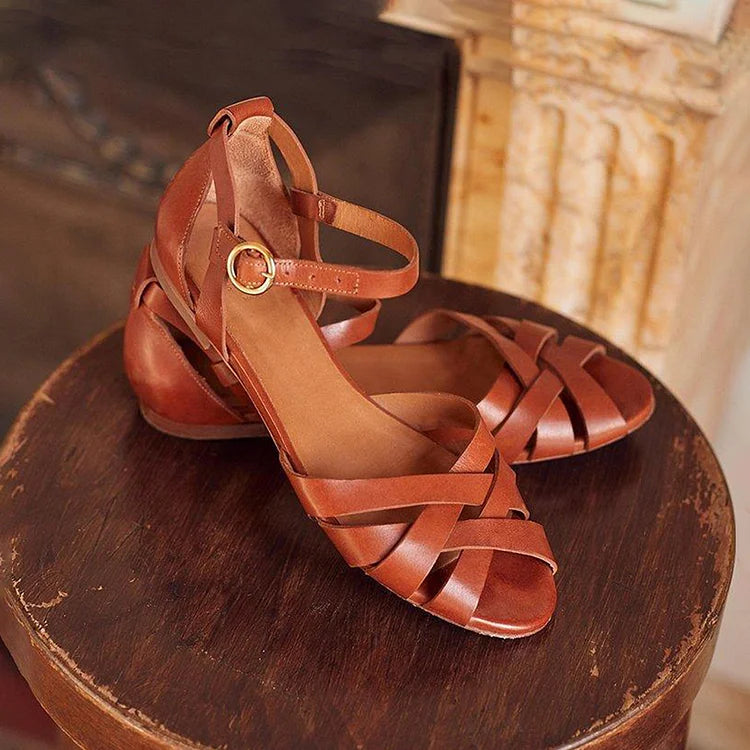 Sandali cut-out peep toe in tinta unita con cinturino alla caviglia e fibbia