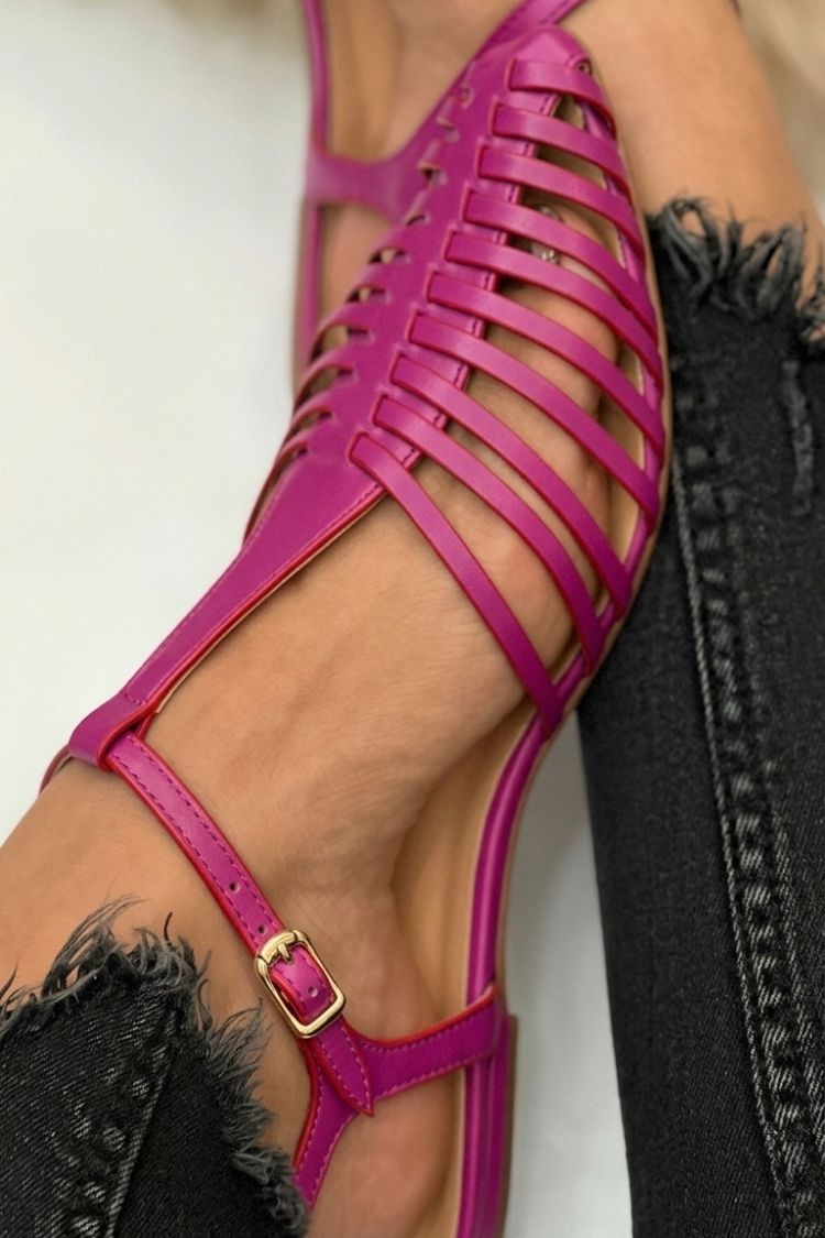 Sandali cut-out essenziali casual Nero a punta con cinturino a T