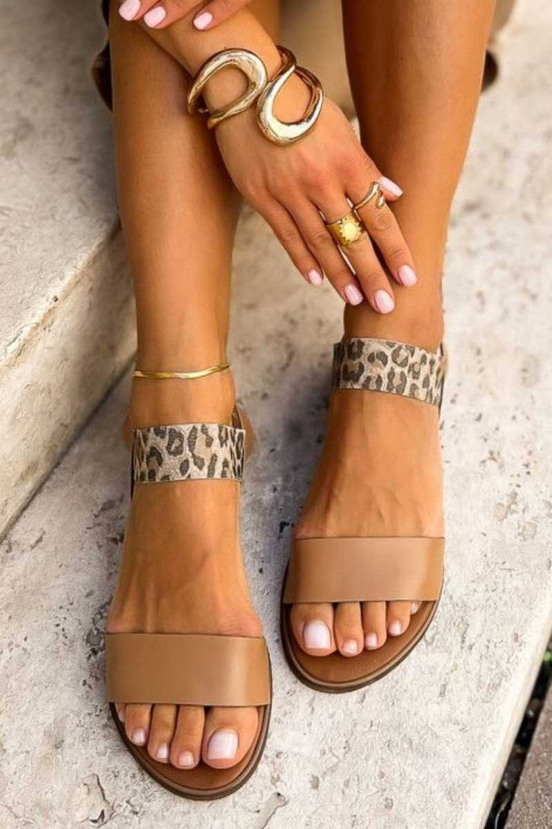 Sandali stampa leopardata bassi in ecopelle con fascia elastica