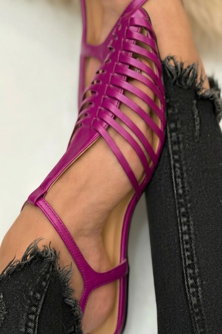 Sandali cut-out essenziali casual Nero a punta con cinturino a T