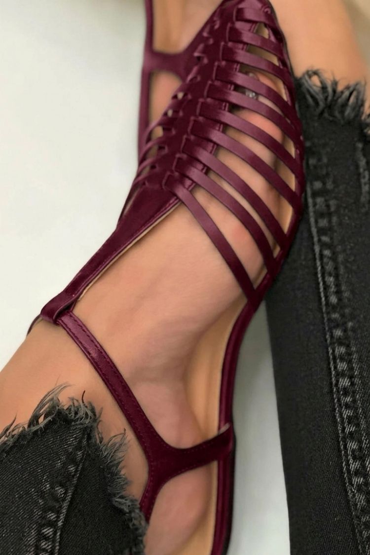 Sandali cut-out essenziali casual Nero a punta con cinturino a T