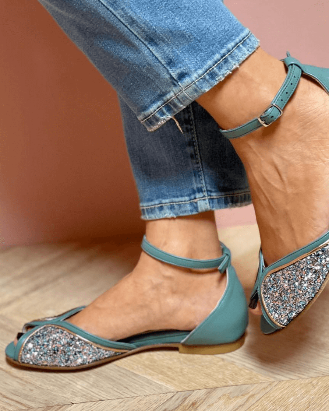 Sandali peep toe glitter patchwork con cinturino alla caviglia e fibbia