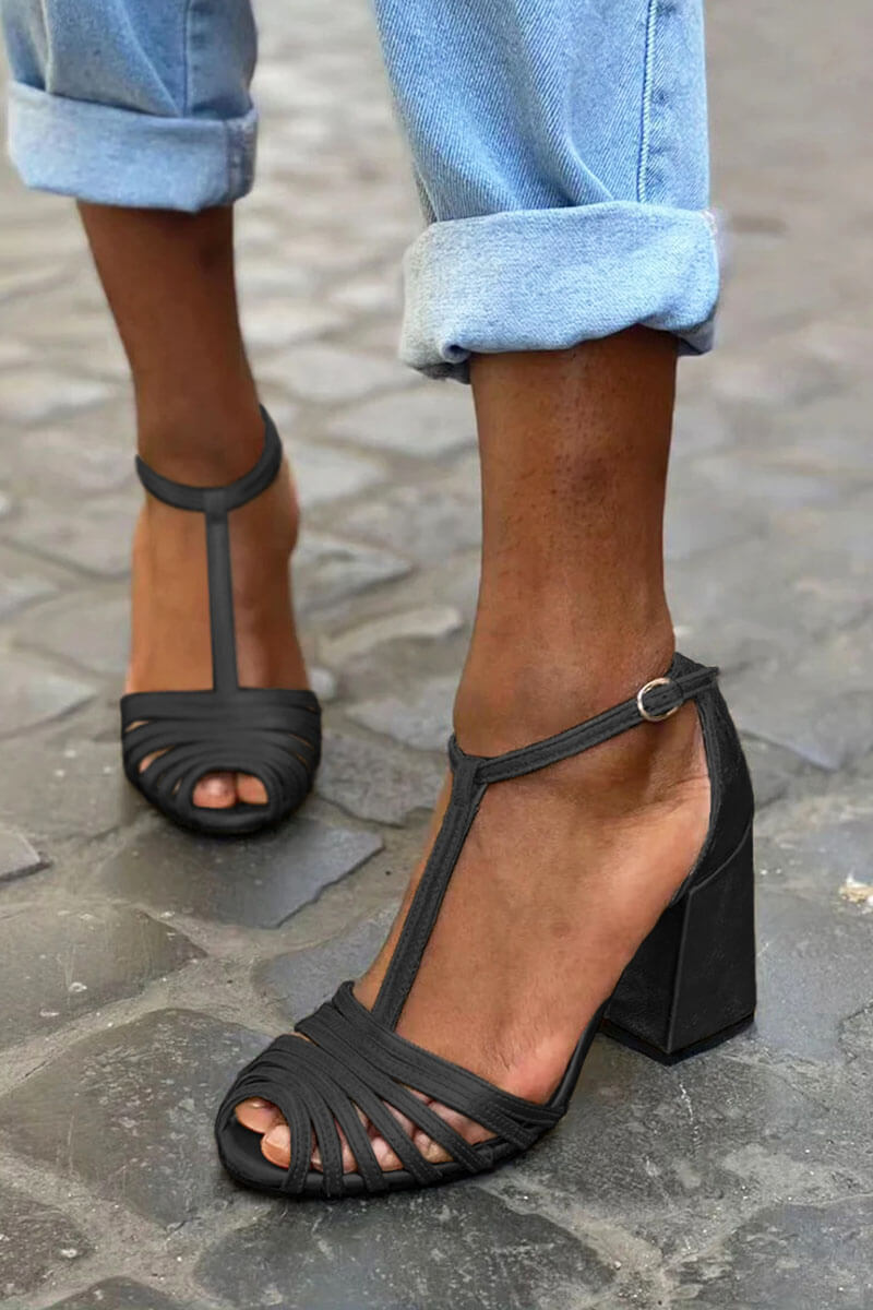 Tacchi larghi peep toe con fibbia, cinturino a T e cinturini