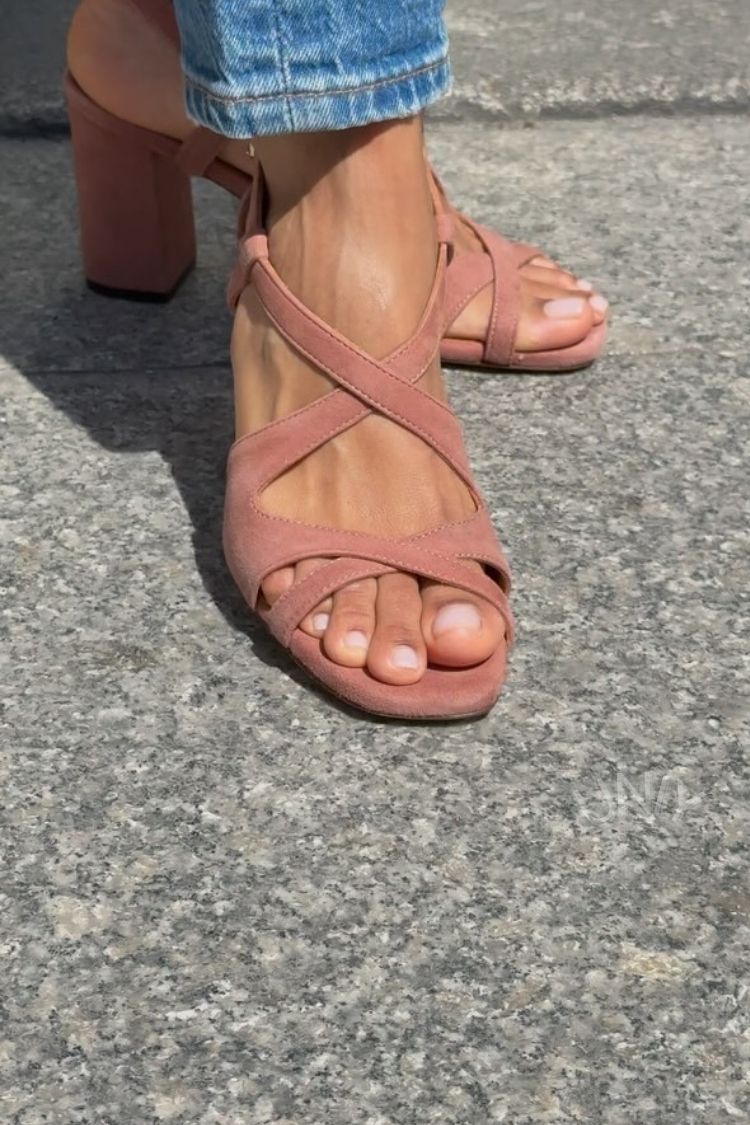 Sandali scamosciati chic Rosa Rosé con cinturini incrociati e tacco a blocco