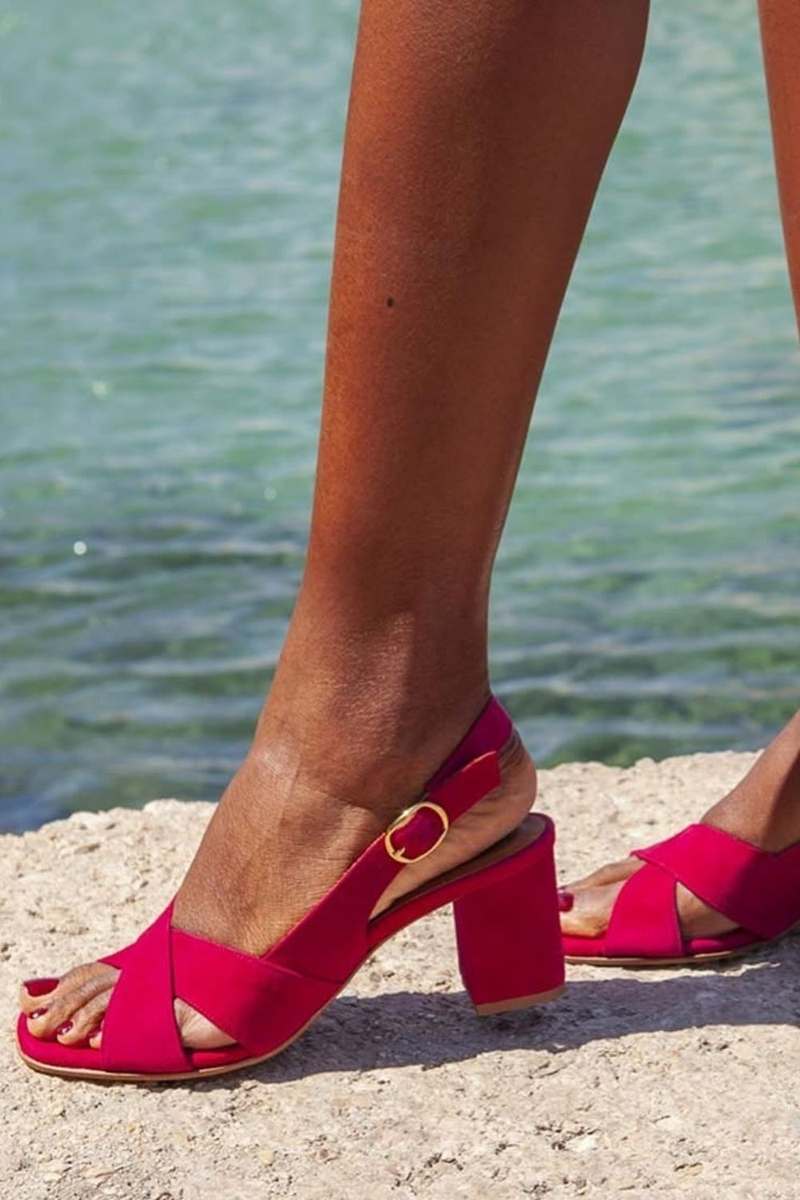 Sandali slingback scamosciati con cinturini incrociati e tacco a blocco