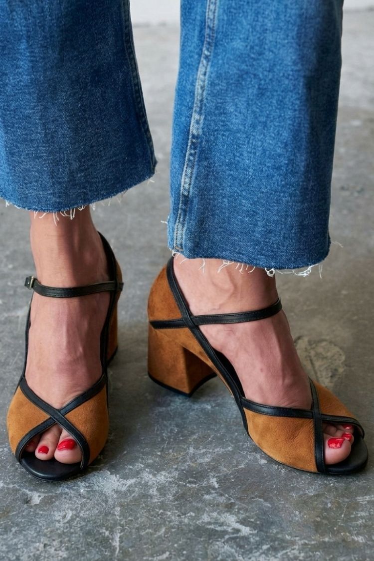 Tacchi a spillo color block con fibbia e cinturino a T
