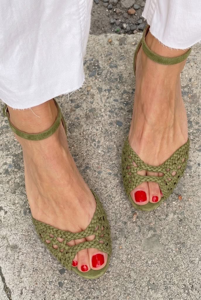 Sandali cut-out intrecciati eleganti bassi a punta aperta con cinturino alla caviglia