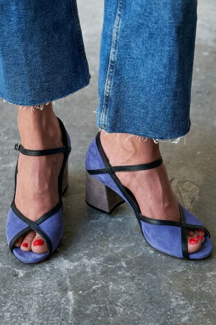 Tacchi a spillo color block con fibbia e cinturino a T