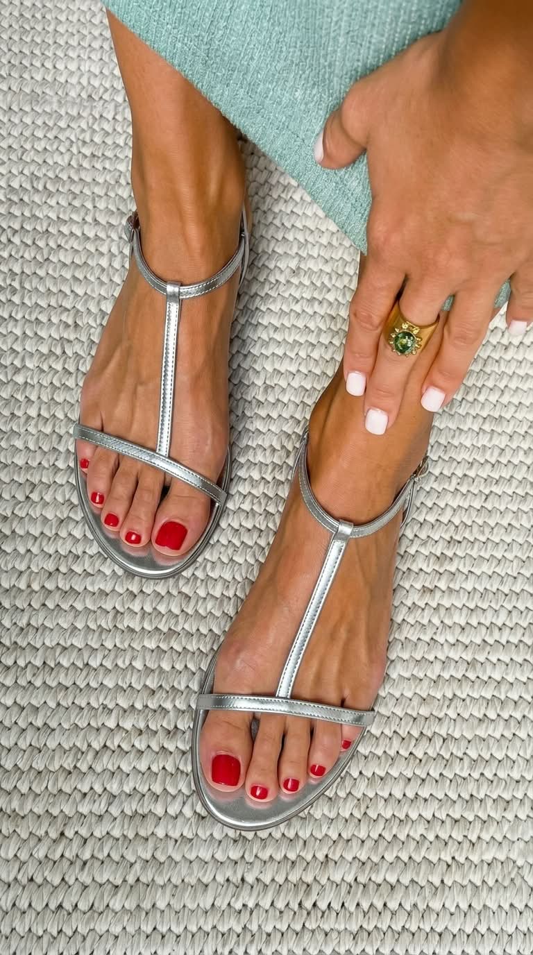 Sandali metallizzati estivi bassi con cinturino a T