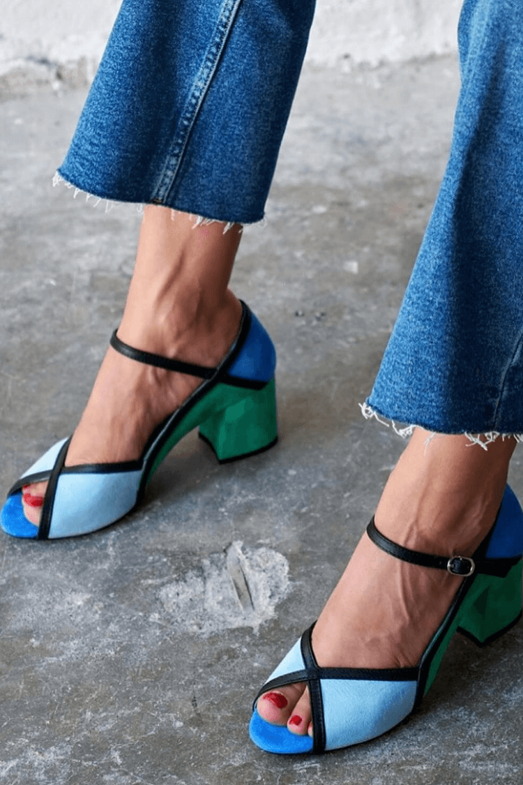 Tacchi a spillo color block con fibbia e cinturino a T