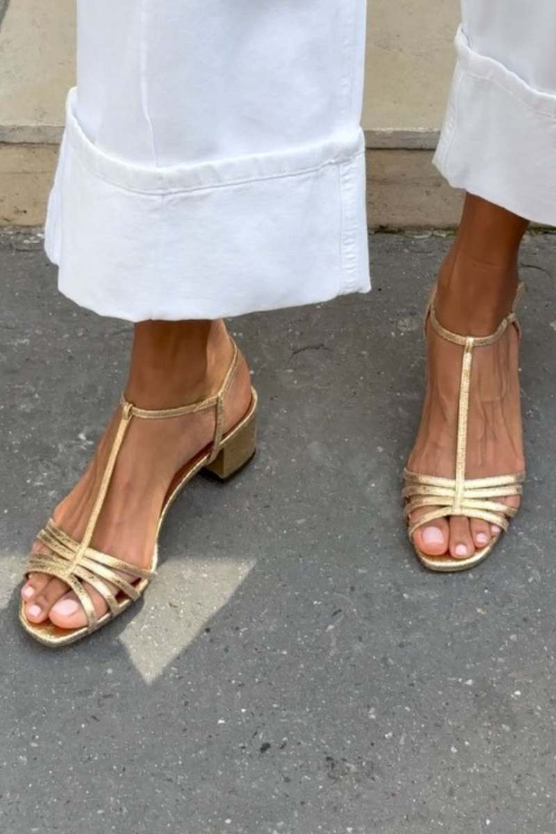 Sandali metallizzati con fibbia, cinturino a T e tacco a blocco