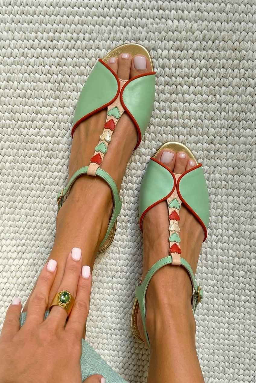 Sandali slingback peep toe bassi con dettaglio a cuore