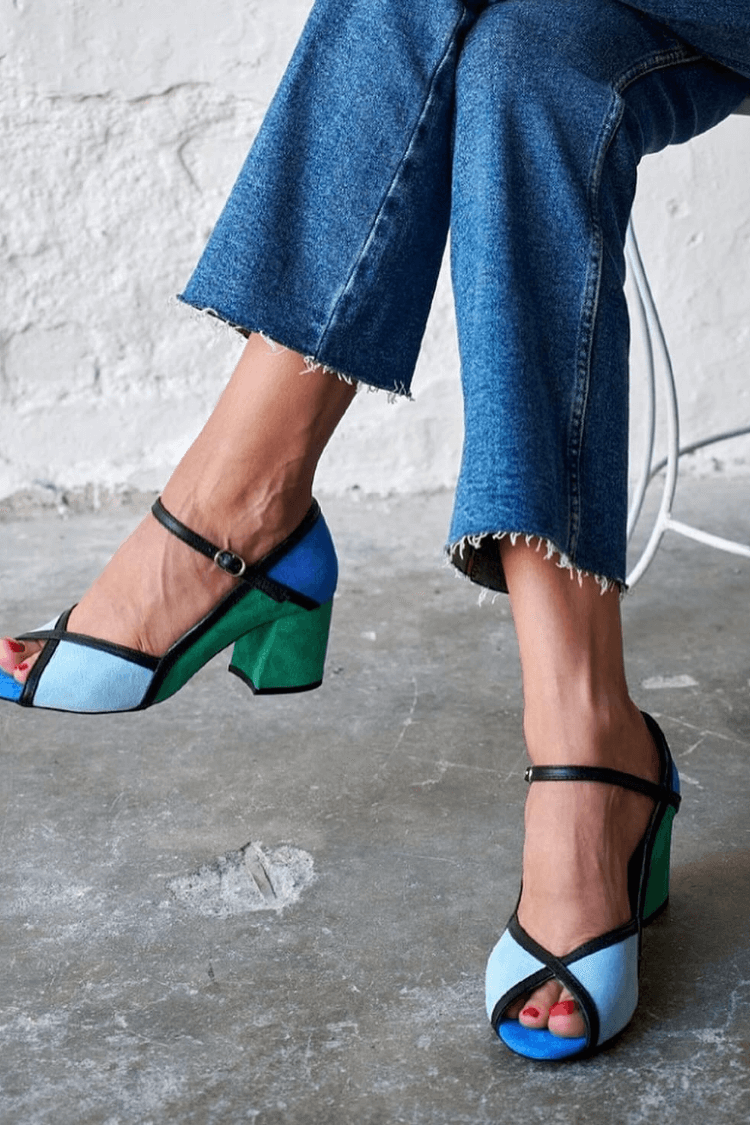 Tacchi a spillo color block con fibbia e cinturino a T