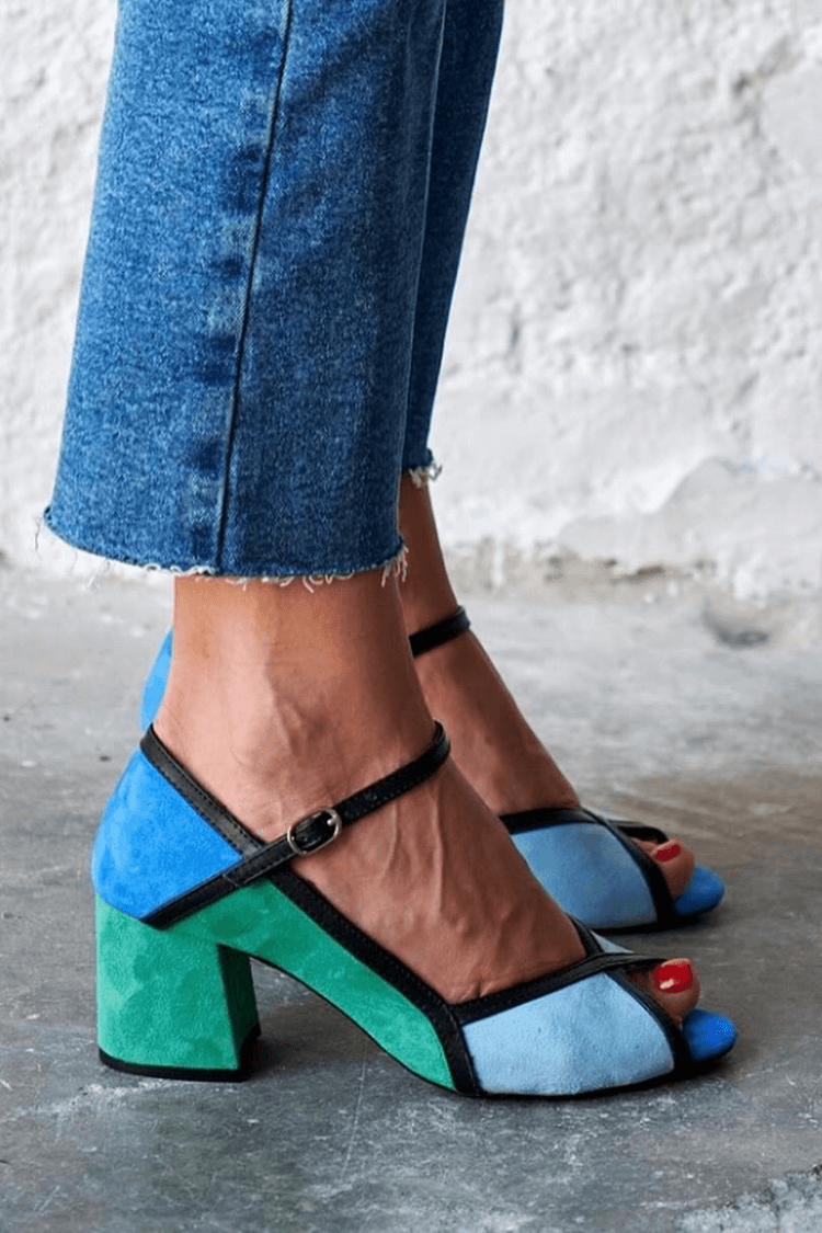 Tacchi a spillo color block con fibbia e cinturino a T