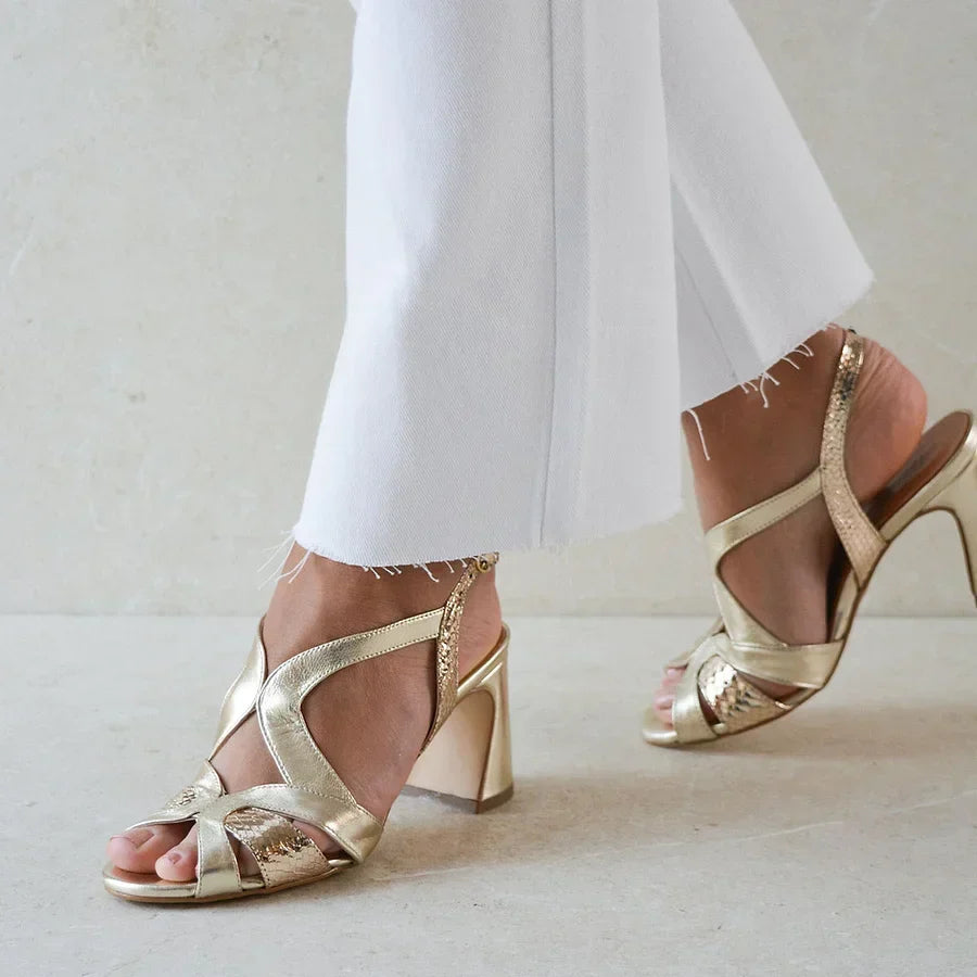 Tacchi larghi cut-out peep toe lucidi dal design irregolare