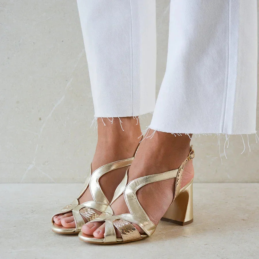 Tacchi larghi cut-out peep toe lucidi dal design irregolare