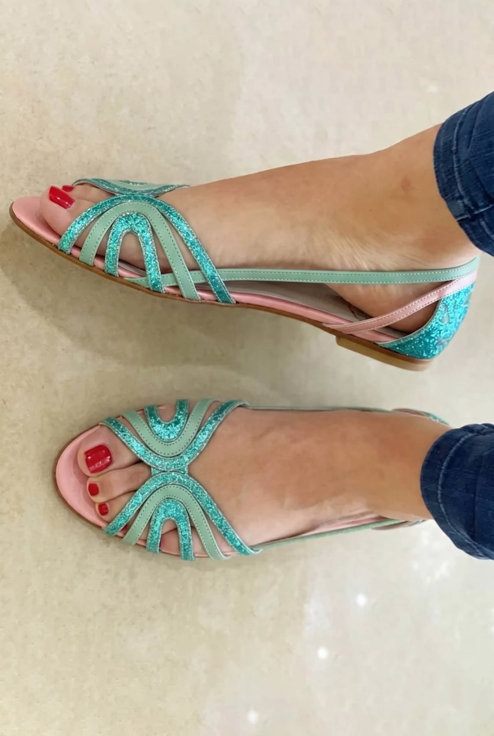 Sandali cut-out peep toe lucidi metallizzati