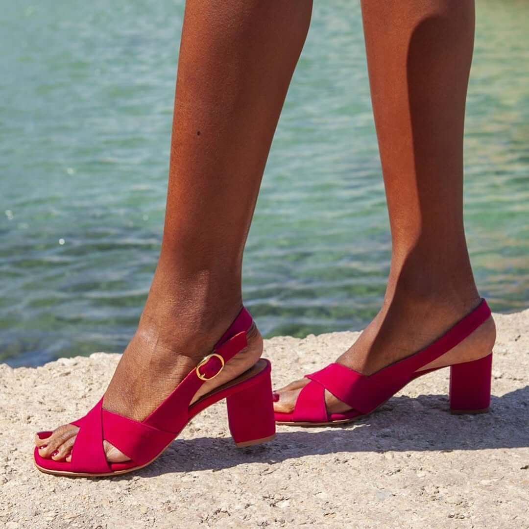 Sandali slingback scamosciati con cinturini incrociati e tacco a blocco
