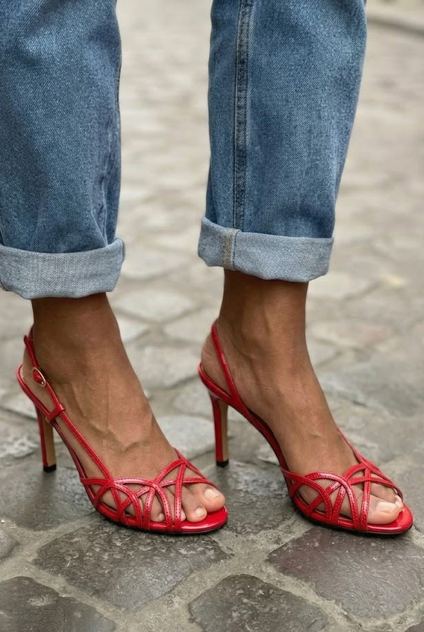 Sandali slingback a punta aperta a spillo con cinturini incrociati e cinturini