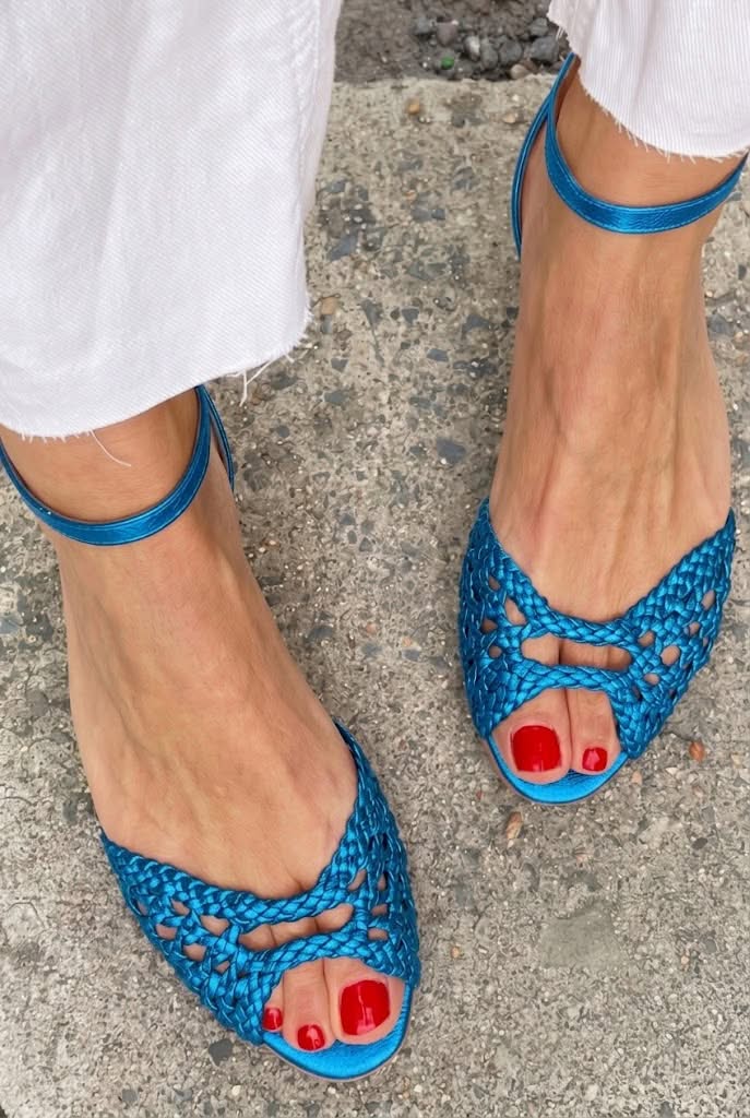 Sandali cut-out intrecciati eleganti bassi a punta aperta con cinturino alla caviglia