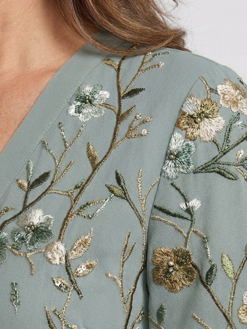 Evadne | Abito Maxi a V Fiori con Maniche Corte